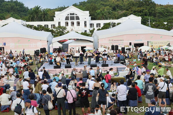▲南投茶博人潮洶湧，千人茶會茶席飄香。（圖／南投縣政府提供）