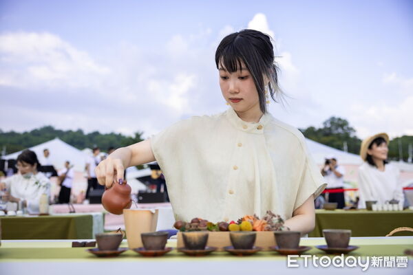 ▲南投茶博人潮洶湧，千人茶會茶席飄香。（圖／南投縣政府提供）