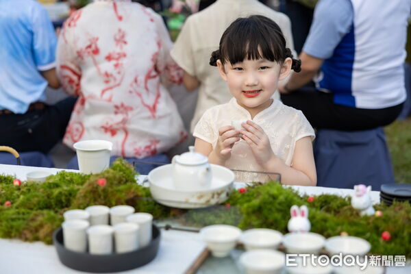 ▲南投茶博人潮洶湧，千人茶會茶席飄香。（圖／南投縣政府提供）