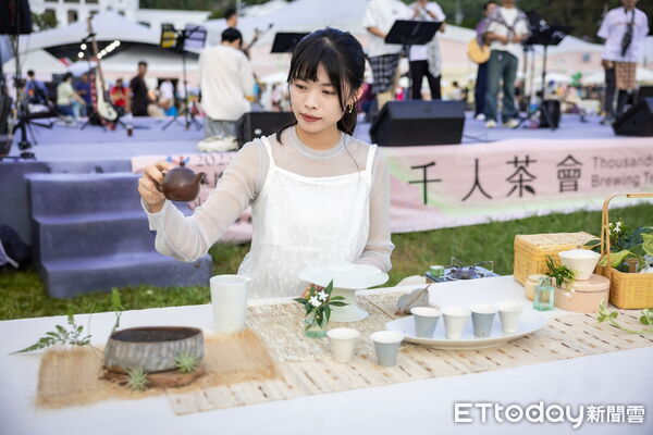 ▲南投茶博人潮洶湧，千人茶會茶席飄香。（圖／南投縣政府提供，下同）