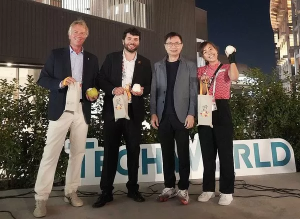 ▲TECH WORLD館今晚感恩之夜舉辦撥柚子大賽，前三名頒發台灣伴手禮。（圖／貿協提供）