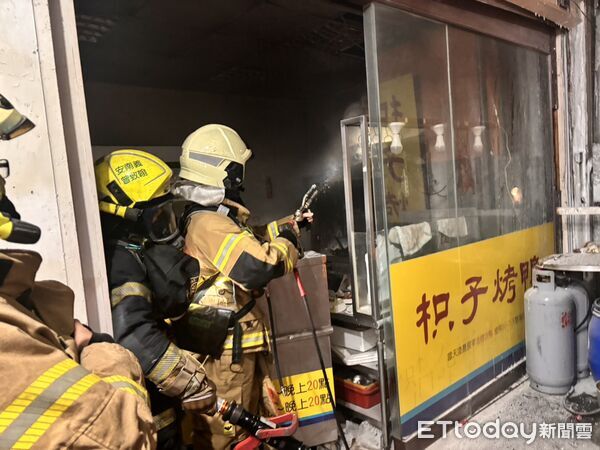 ▲台南安平區1家烤鴨店傍晚排煙管線起火，消防獲報出動21車40人前往灌救。（記者林東良翻攝，下同）