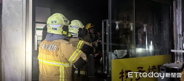 ▲台南安平區1家烤鴨店傍晚排煙管線起火，消防獲報出動21車40人前往灌救。（記者林東良翻攝，下同）