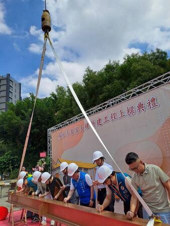 ▲桃園青埔「廣天寺」香客大樓工程上樑