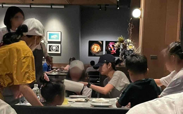 獨家直擊／安以軒頂素顏聚餐　聊媽媽經「睡不著就寫功課」