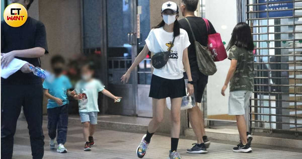 獨家直擊／安以軒頂素顏聚餐　聊媽媽經「睡不著就寫功課」