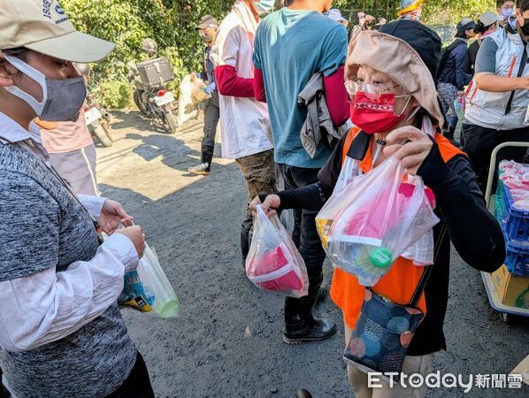 ▲▼瑞穗鄉婦女會、吉安鄉婦女會及國軍弟兄們的協助發放早午餐。（圖／花蓮縣政府提供，下同）