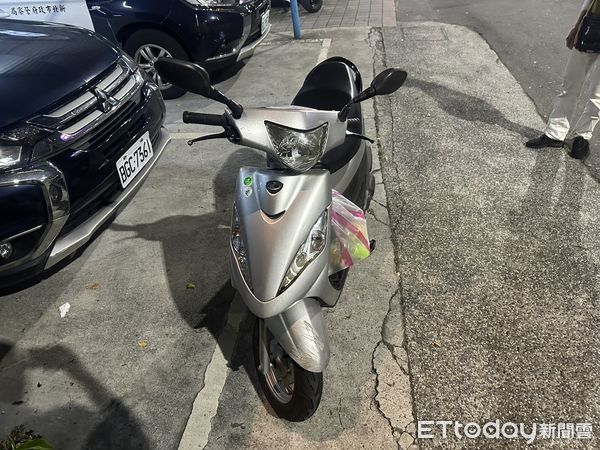 ▲▼ 黃子佼與機車發生擦撞的監視器畫面曝光。（圖／記者陳以昇翻攝，下同）