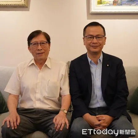 ▲▼   前行政院長劉兆玄（左）支持羅智強（右）競選國民黨主席。（圖／翻攝羅智強臉書）