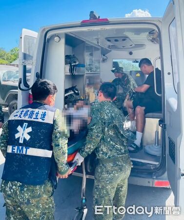 ▲▼             一名健壯的鏟子超人頂著烈陽鏟土，出現熱衰竭症狀緊急送醫。（圖／花蓮國軍總醫院提供）