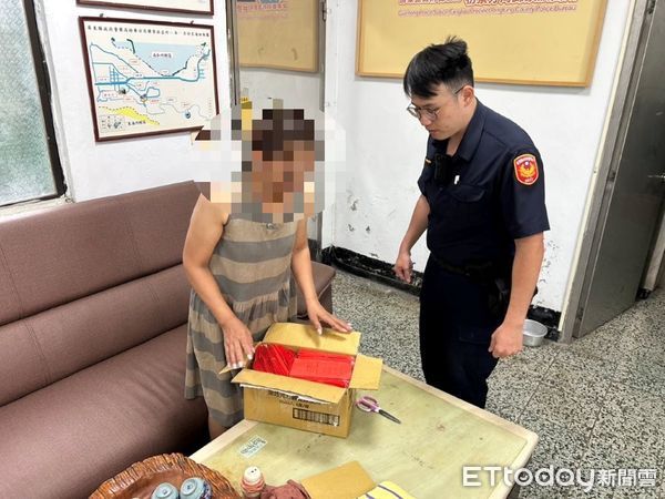 ▲歸祟派出所員警代民眾保管禮金。（圖／記者陳崑福翻攝）