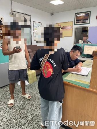 ▲歸祟派出所員警代民眾保管禮金。（圖／記者陳崑福翻攝）