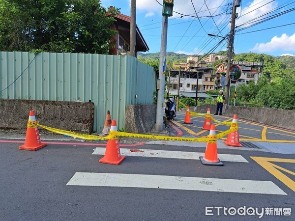 ▲新北市石碇區死亡車禍，保時捷右轉碰撞機車，釀1死1傷。（圖／記者陸運陞翻攝，下同）