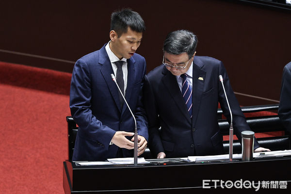 ▲運動部部長李洋、行政院長卓榮泰出席施政報告。（圖／記者林敬旻攝）