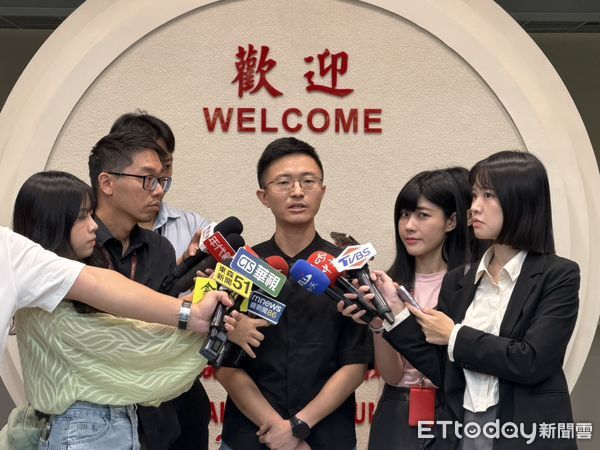 ▲▼台北市議員侯漢廷受訪。（圖／記者陳家祥攝）