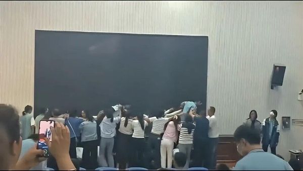 ▲▼河南中學「愧疚教育」，讓家長跪地被學生輪流踩踏。（圖／翻攝微博）