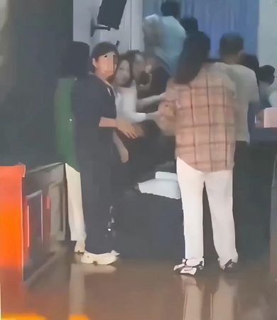 ▲▼河南中學「愧疚教育」，讓家長跪地被學生輪流踩踏。（圖／翻攝微博）