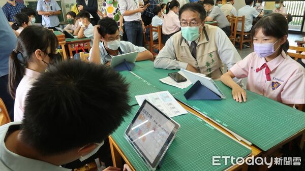▲台南市長黃偉哲宣佈推動「生生有平板」政策，預計四年投入22億元，全面實現智慧學習普及化。（記者林東良翻攝，下同）