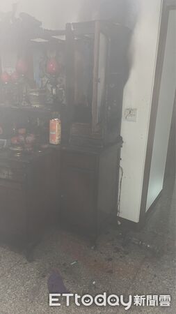 ▲台南市新化區住宅6日晚間發生疑似電線走火火警，屋主冷靜滅火，幸無人受傷。（記者林東良翻攝，下同）
