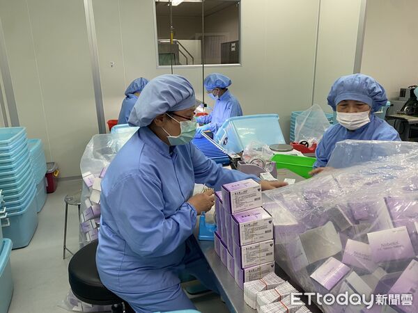 ▲台南一家鋼鐵製造廠導入「青銀共融」制度，讓高齡員工持續留任傳承技術，帶動團隊穩定與效能。（記者林東良翻攝，下同）