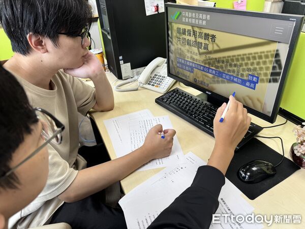 ▲台南一家鋼鐵製造廠導入「青銀共融」制度，讓高齡員工持續留任傳承技術，帶動團隊穩定與效能。（記者林東良翻攝，下同）
