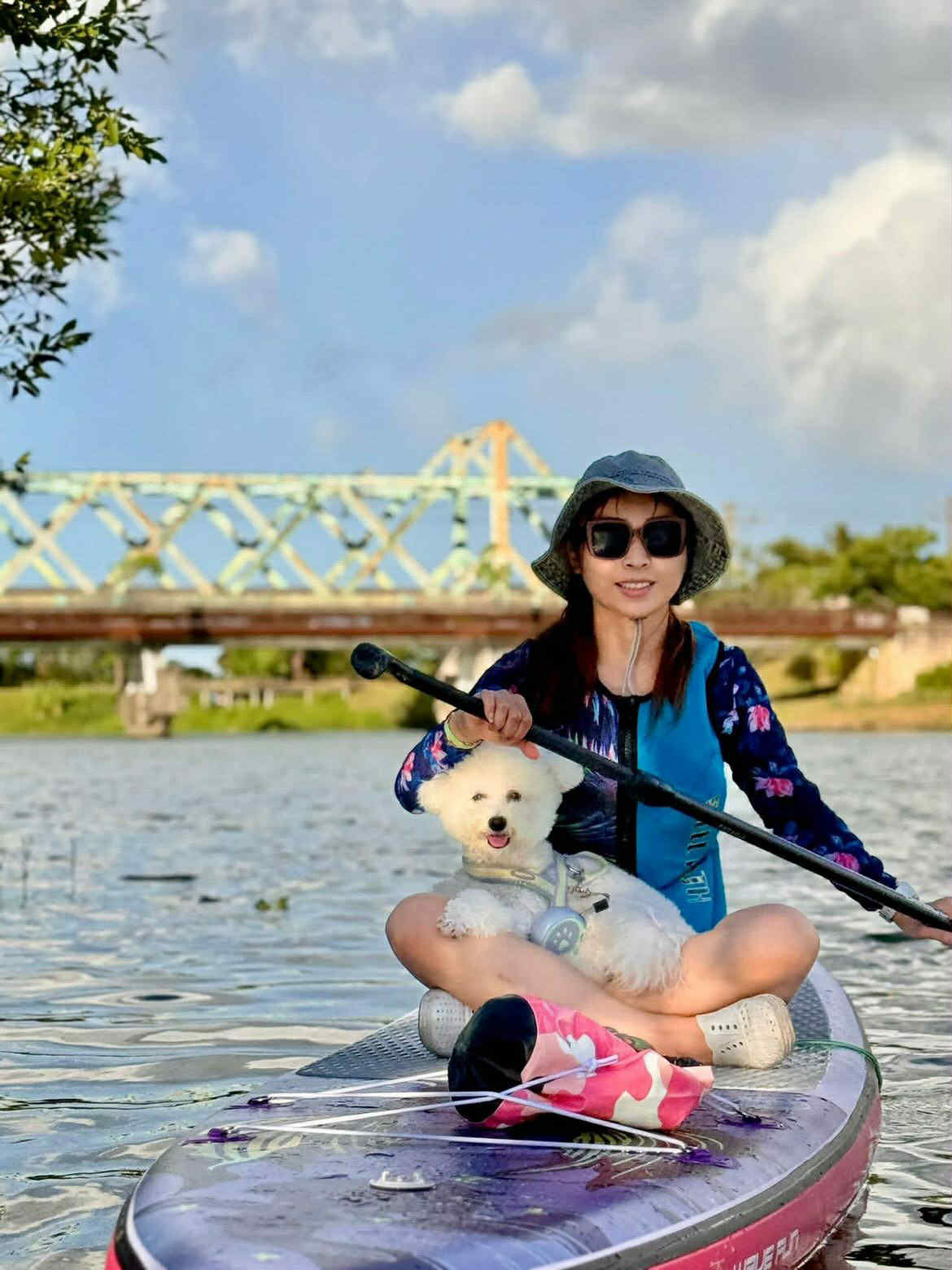 ▲窗簾飄動「碰到屁股」躺地睡翻被嚇醒　比熊一臉問號：誰在摸我？（圖／Threads @xuxi0814提供，請勿隨意翻拍，以免侵權。）