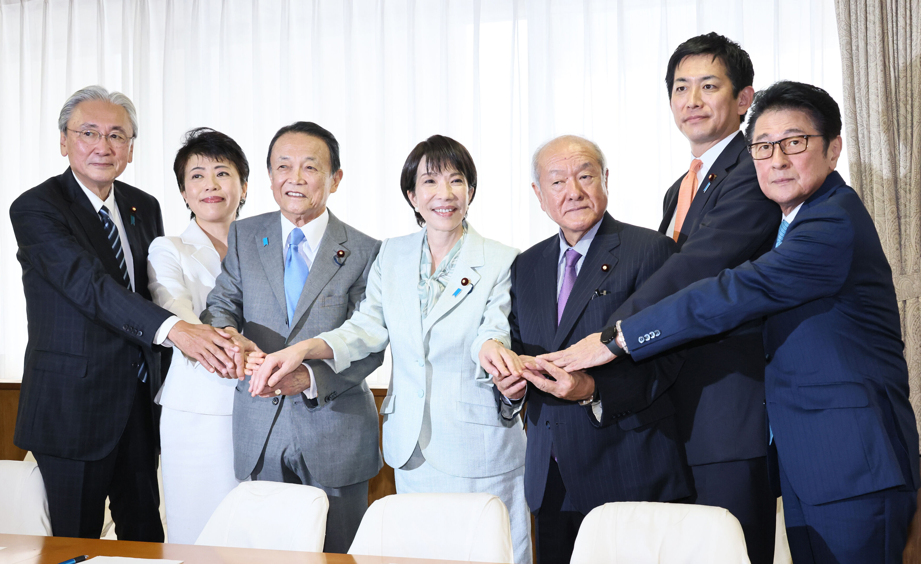 ▲▼自民黨公布新一波黨高層名單,由左至右分選對委員長古屋圭司、總務會長有村治子、副總裁麻生太郎、總裁高市早苗、幹事長鈴木俊一、政調會長小林鷹之,以及參院議員會長松山政司。(圖/達志影像/美聯社)