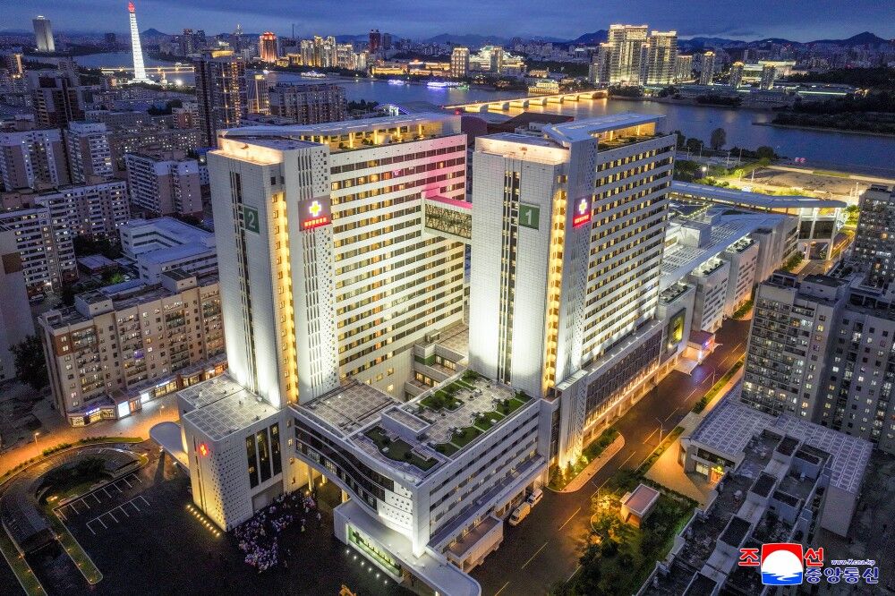 ▲▼金正恩6日前往平壤綜合醫院出席竣工典禮,並且發表演說。(圖/翻攝自朝中社)