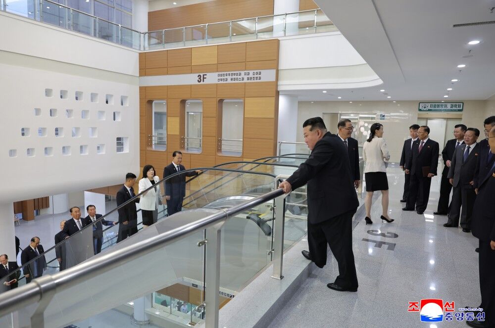 ▲▼金正恩6日前往平壤綜合醫院出席竣工典禮,並且發表演說。(圖/翻攝自朝中社)