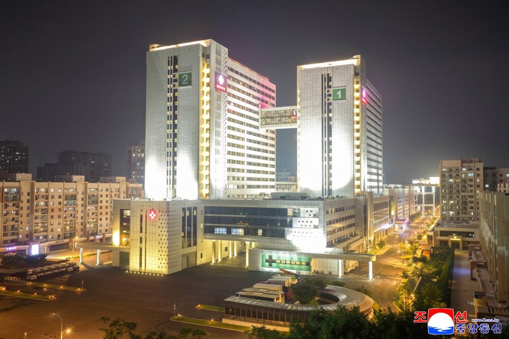 ▲▼金正恩6日前往平壤綜合醫院出席竣工典禮,並且發表演說。(圖/翻攝自朝中社)