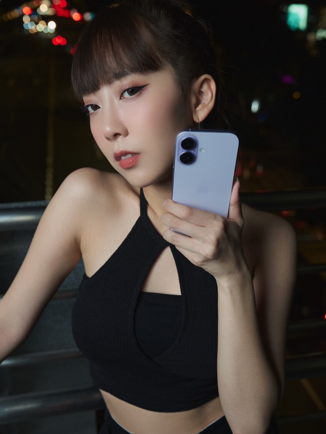 ▲▼iPhone,哀鳳,iPhone 17 pro maz,啦啦隊,女神,牙牙,蘋果爹,KOL,消費,中華電信,網速,換機。（圖／取自IG）