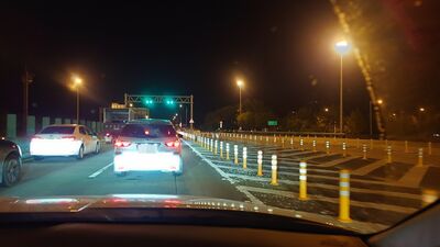 半夜還卡國五!國道上紅綠燈「放行15秒」車主傻:回堵1公里