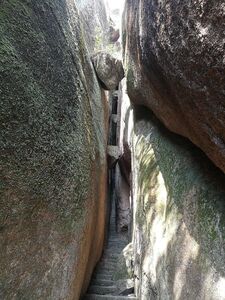 90公斤遊客被卡在石縫　陸景區：狹窄區域是為探險而設