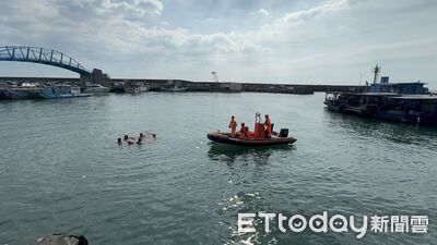 快訊/枋寮漁港轎車「倒車不慎墜海」! 駕駛搶救無效亡