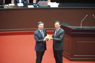 質詢送綠鬣蜥玩偶 綠委問卓榮泰:可愛嗎?屏東農民很可憐