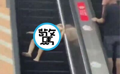 澳門裸女橫躺手扶梯!網見內衣褲散落一地嚇喊:被颱風吹走嗎