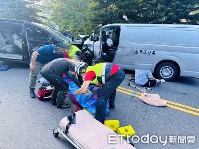 宜蘭員山2休旅車對撞車頭爛毀!4人骨折2人意識模糊