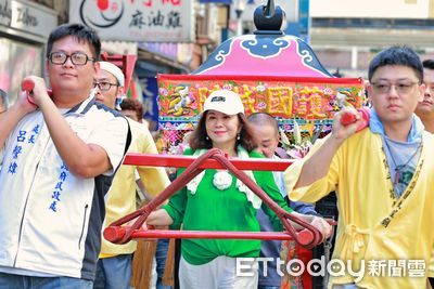 雞籠城隍文化祭日巡遶境 邱佩琳發鹹光餅送平安