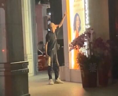 ▲▼台中男子拿磚塊猛敲醫美診所，深夜聽來太驚悚。（圖／黑豪家族提供）