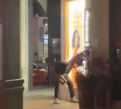 ▲▼台中男子拿磚塊猛敲醫美診所，深夜聽來太驚悚。（圖／黑豪家族提供）