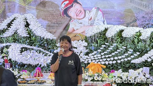 ▲陳嘉齡舉行音樂追思會送走小比，許多粉絲與親友到場祝福。（圖／記者吳世龍攝）