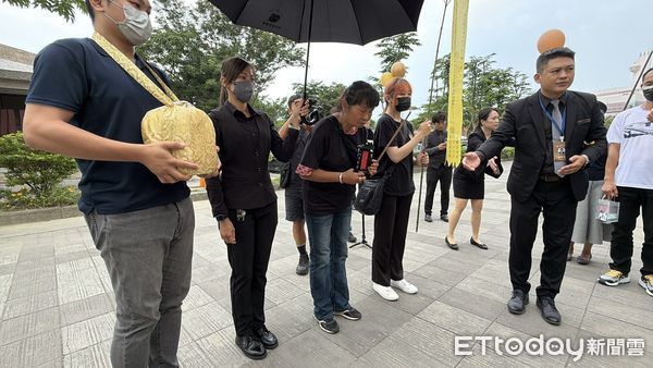 ▲陳嘉齡舉行音樂追思會送走小比，許多粉絲與親友到場祝福。（圖／記者吳世龍攝）