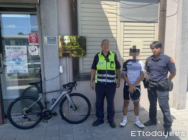 ▲成功分局火速追回遊客失竊公路腳踏車。（圖／記者楊晨東翻攝）