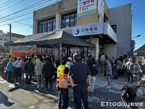 ▲▼鳳林警方加強平台周邊巡邏勤務，維護治安確保災民安全申請權益。（圖／鳳林警分局提供，下同）