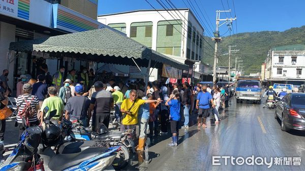 ▲▼鳳林警方加強平台周邊巡邏勤務，維護治安確保災民安全申請權益。（圖／鳳林警分局提供，下同）