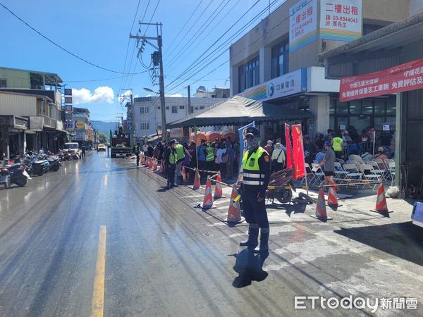 ▲▼鳳林警方加強平台周邊巡邏勤務，維護治安確保災民安全申請權益。（圖／鳳林警分局提供，下同）