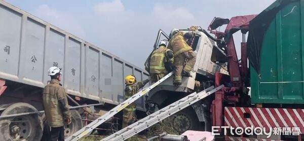 ▲台南安南區二號橋今晨發生大貨車相撞事故，造成1名駕駛OHCA，經消防人員緊急施救脫困，送往永康奇美醫院急救。（民眾提供，下同）