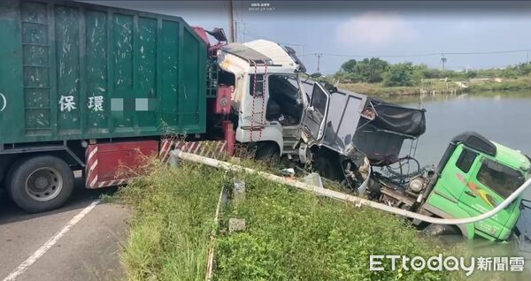 ▲台南安南區二號橋今晨發生大貨車相撞事故，造成1名駕駛OHCA，經消防人員緊急施救脫困，送往永康奇美醫院急救。（民眾提供，下同）