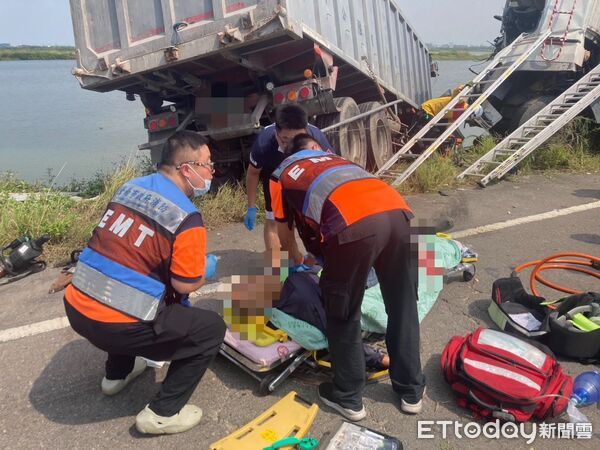 ▲台南安南區二號橋今晨發生大貨車相撞事故，造成1名駕駛OHCA，經消防人員緊急施救脫困，送往永康奇美醫院急救。（民眾提供，下同）