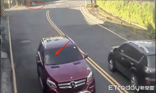 ▲▼監視器疑拍到黃子佼副駕有人（箭頭），還回頭查看女騎士倒地（紅圈）             。（圖／記者陳以昇翻攝）